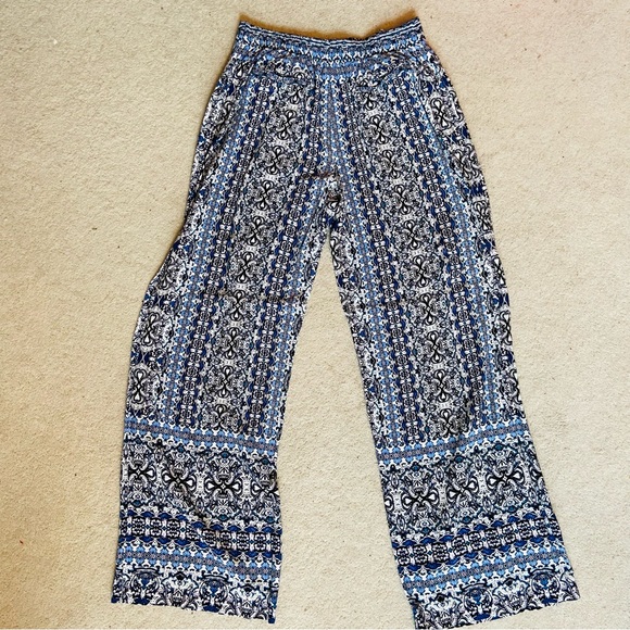 Guess Patterned Flared Pants with Front Ties - Picture 2 of 4